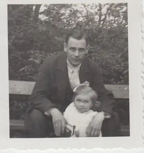 (F8861) Orig. Foto Kind Rosemarie mit Vater auf einer Parkbank, Erfurt 1935