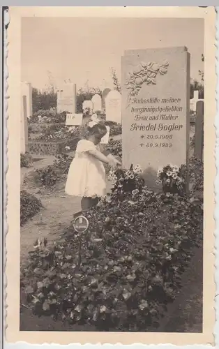 (F8859) Orig. Foto Erfurt (?), Kind Rosemarie am Grab ihrer Mutter Friedel Gogle