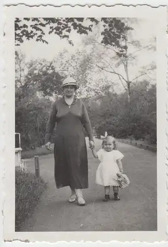 (F8856) Orig. Foto Erfurt, Spaziergang mit Kind Rosemarie, 1935