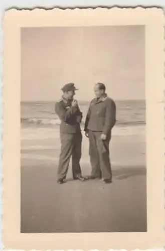 (F885) Orig. Foto Luftwaffe-Soldaten posieren am Strand, 1940er