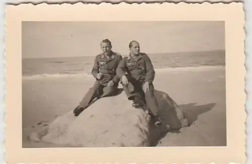 (F884) Orig. Foto Luftwaffe-Soldaten posieren am Strand, 1940er