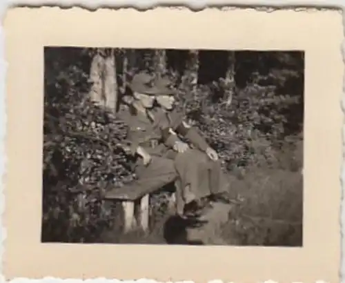 (F883) Orig. Foto Wehrmacht-Offiziere auf Bank am Wald, 1940er