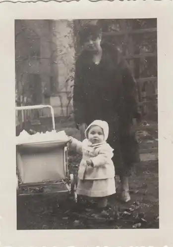(F8826) Orig. Foto Frau mit Kleinkind neben Kinderwagen, 1930er