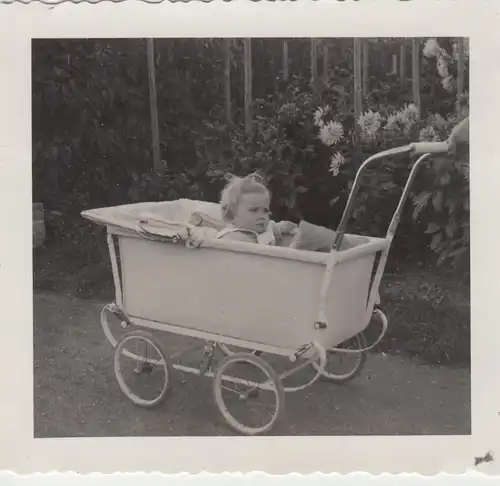 (F8824) Orig. Foto Kleinkind im Kinderwagen, 1930er