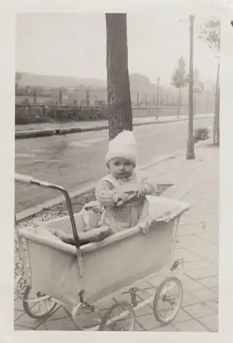 (F8823) Orig. Foto Kleinkind im Kinderwagen an der Straße, 1930er