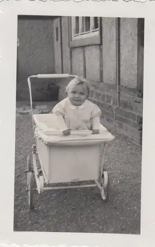 (F8820) Orig. Foto Kleinkind im Kinderwagen, 1930er