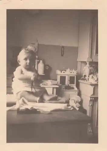 (F8816) Orig. Foto Kleinkind sitzt auf Tisch in Küche, Mini-Küchenschrank 1930er