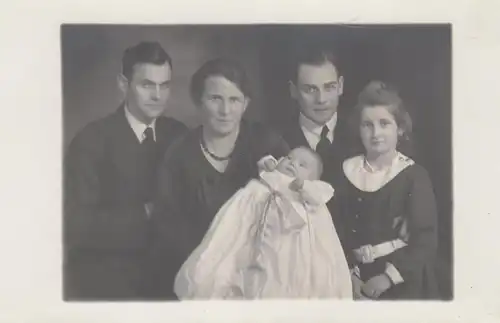 (F8809) Orig. Foto Familie mit Kleinkind im Taufkleid, 1930er