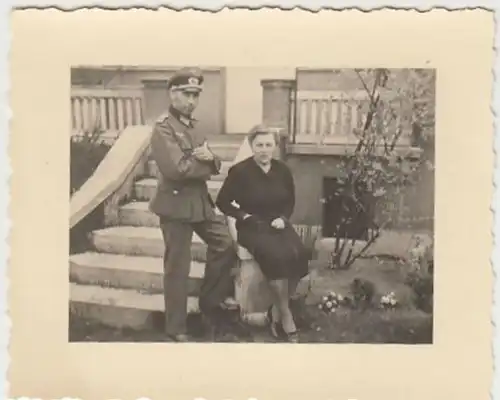 (F881) Orig. Foto Wehrmacht-Soldat mit Frau an Treppe, 1940er