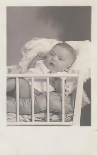 (F8808) Orig. Foto Baby liegt im Gitterbett, Erfurt 1930er