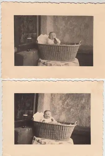 (F8807) 2x Orig. Foto Baby sitzt im Wäschekorb, 1930er