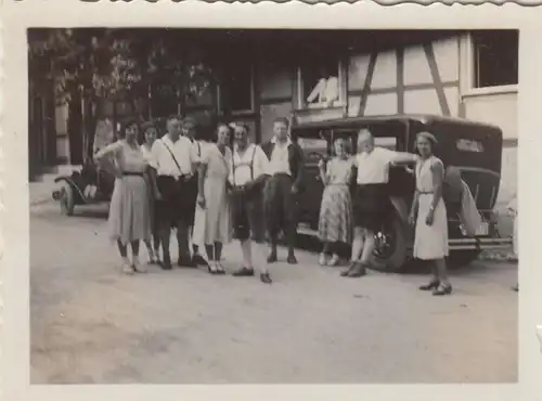 (F8777) Orig. Foto Personen vor einem Fachwerkhaus, Automobil, 1930er