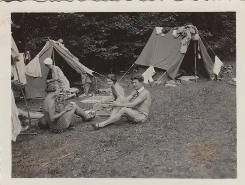 (F8773) Orig. Foto Personen auf einer Wiese, Zelten, Camping 1930er