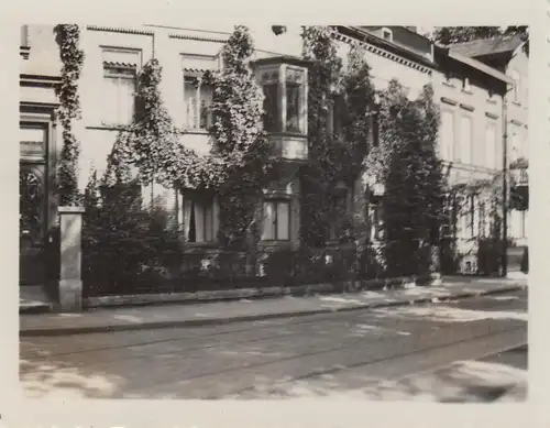 (F8764) Orig. Foto Erfurt, bewachsenes Wohnhaus mit Erker, 1930er