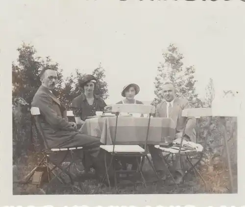 (F8751) Orig. Foto Personen sitzen im Freien, Kaffeekränzchen, 1930er