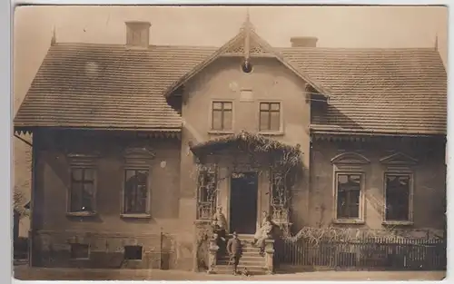 (F8744) Orig. Foto 2-Familien-Wohnhaus, Personen am Eingang, um 1914-18