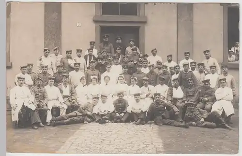 (F8741) Orig. Foto 1. WK Soldaten, Gruppenbild vor dem Lazarett, Fotograf Würzbu