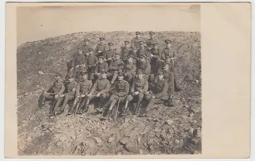 (F8736) Orig. Foto 1. WK Soldaten, Gruppenbild am Hang, 1914-18