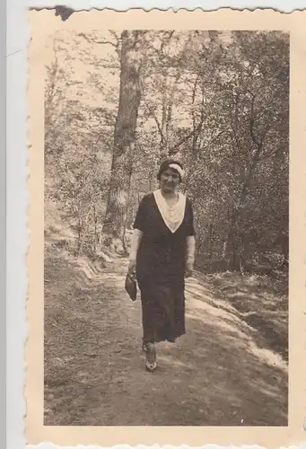(F8724) Orig. Foto Dame spaziert im Wald, 1930er