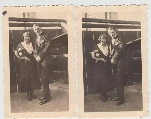 (F8723) 2x Orig. Foto junges Paar mit Blumen im Hinterhof, 1930er