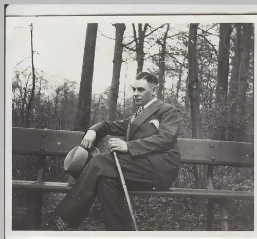 (F8718) Orig. Foto Herr sitzt auf eine Bank am Waldrand, 1930er
