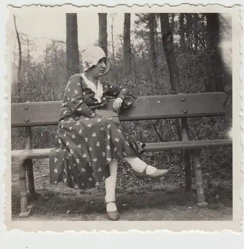 (F8717) Orig. Foto Frau sitzt auf eine Bank am Waldrand, 1930er