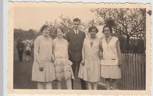 (F8716) Orig. Foto junge Damen u. junger Mann, geschmückte Landschaft, Gartenfes