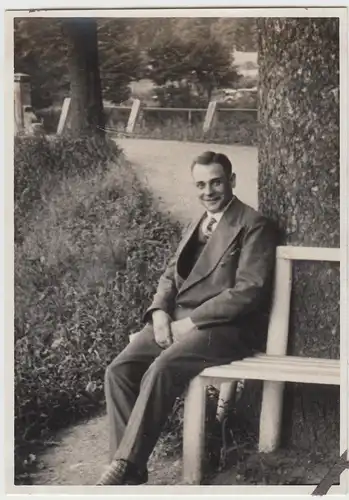 (F8702) Orig. Foto Neumühle b. Greiz, junger Mann auf Parkbank 1931