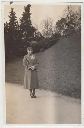 (F8700) Orig. Foto Plauen i.V., Dame beim Spaziergang (Park?), 1931