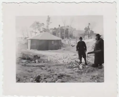 (F870) Orig. Foto Personen, Soldaten?, zerstörte Häuser, 1940er