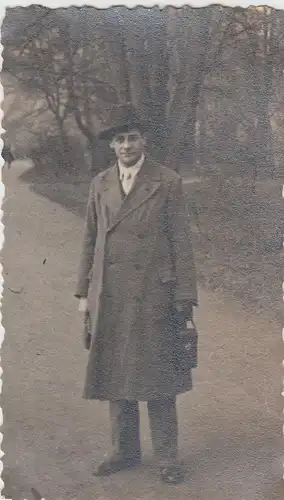 (F8698) Orig. Foto Herr im Stadtpark Greiz, 1.Mai 1931