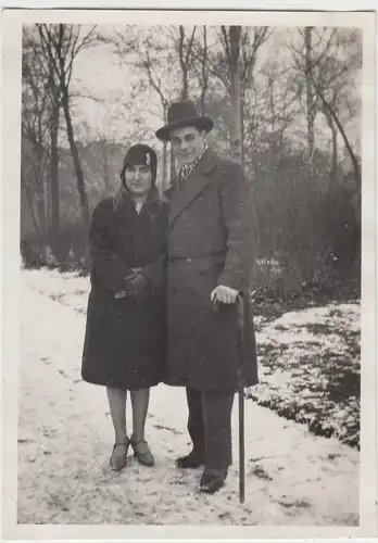 (F8690) Orig. Foto Paar bei Spazieren im Winter, 1930er