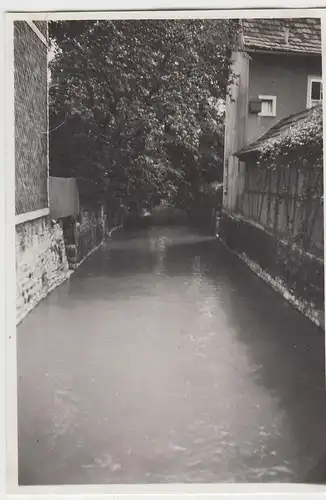 (F8689) Orig. Foto kleiner Kanal zwischen Gebäuden, vermutl. in Erfurt, 1930er