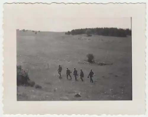 (F869) Orig. Foto Wehrmacht-Soldaten marschieren durchs Gelände, 1940er