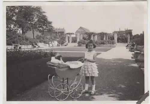 (F8684) Orig. Foto Stadtpark Erfurt, Mädchen mit Puppenwagen 1930er