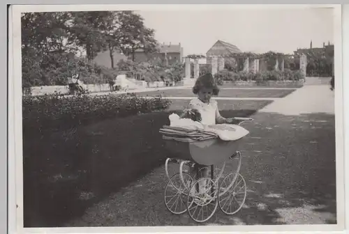 (F8683) Orig. Foto Stadtpark Erfurt, Mädchen mit Puppenwagen 1930er