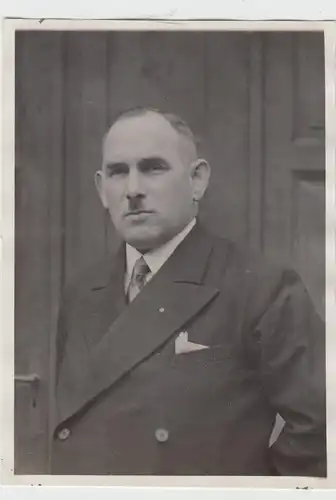 (F8682) Orig. Foto Porträt eines Mannes vor einer Tür, 1930er