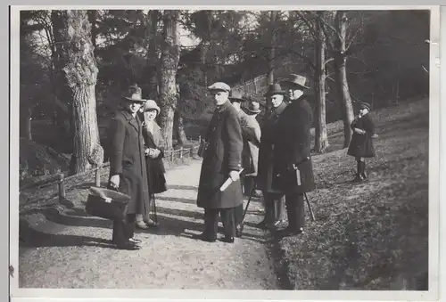 (F8679) Orig. Foto Personen, Gruppe im Freien, Spaziergang 1930er
