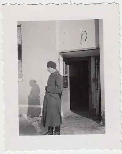 (F868) Orig. Foto Wehrmacht-Soldat vor Gebäudeeingang, 1940er