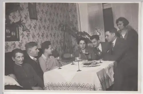 (F8672) Orig. Foto Personen an einem Stubentisch, Weißwein, 1930er