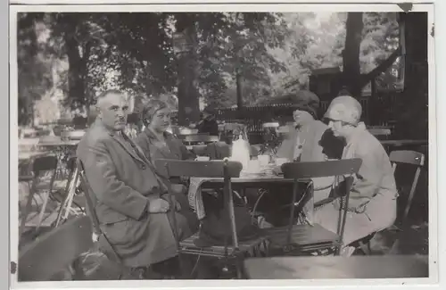 (F8659) Orig. Foto Personen sitzen im Biergarten, Kaffeekränzchen, 1930er