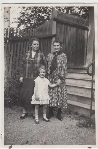 (F8648) Orig. Foto Damen und kleines Mädchen an einer Treppe, 1930er