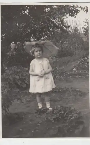 (F8647) Orig. Foto kleines Mädchen mit Sonnenschirm im Garten, 1930er
