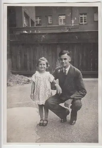 (F8646) Orig. Foto junger Mann und kleines Mädchen auf dem Hinterhof, 1930er