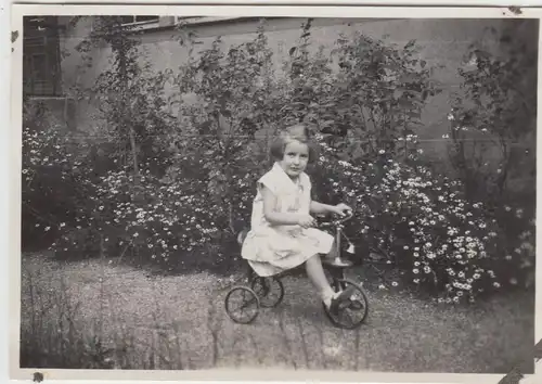 (F8645) Orig. Foto kleines Mädchen fährt Dreirad, 1930er