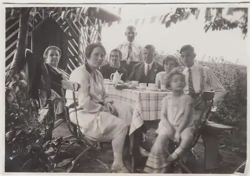 (F8644) Orig. Foto Personen sitzen im Garten, Kaffeetisch, 1930er