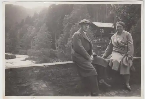 (F8635) Orig. Foto Personen sitzen auf einer alten Brücke, Spaziergang 1930er