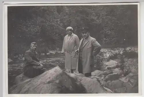 (F8634) Orig. Foto Personen am Ufer eines Flusses, Spaziergang 1930er