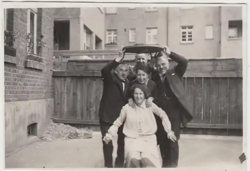 (F8627) Orig. Foto Personen auf dem Hinterhof, Deckel über dem Kopf, 1930er