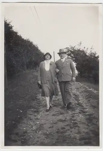 (F8625) Orig. Foto Paar im Freien, Spaziergang, 1930er